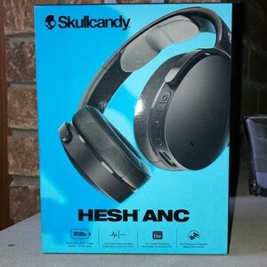 Skullcandy Headphone NIB / iPhone android compatible headset noise blocking